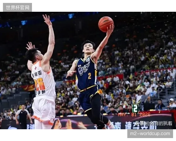 周琦策动守转攻成利器,广东宏远篮板保护与快速反击战术相得益彰 周琦策动守转攻成利器,广东宏远篮板保护与快速反击战术相得益彰